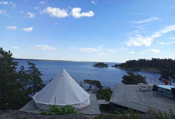 Hyr denna stuga i Stockholms skärgård på 43 m². 2-4 sängplatser. 5 000 - 7 000 kr per vecka. Se bilder och tillgänglighet här.