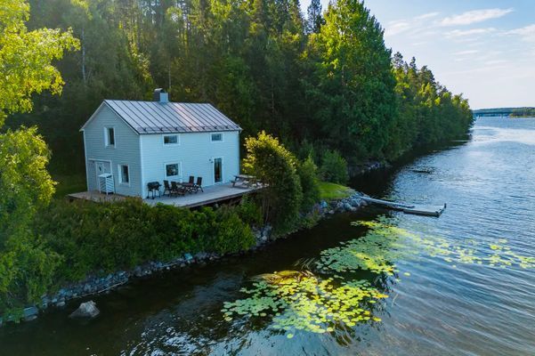 ☀️ Rymligt fritidshus – kvällssol & älvutsikt