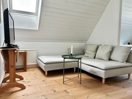 Vackert modernt trähus vid hav och strandängar - Bild 21
