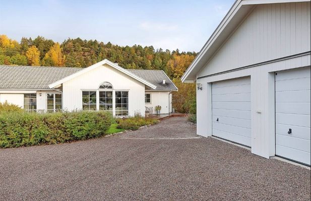 Hyr denna stuga i Uddevalla på 150 m². 7-9 sängplatser. 15 000 - 17 000 kr per vecka. Se bilder och tillgänglighet här.