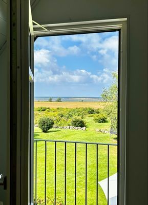 Vackert modernt trähus vid hav och strandängar - Bild 25