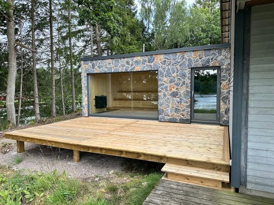 Stort hus med sjötomt, brygga och bastu