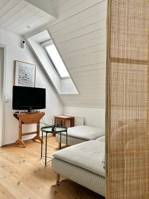 Vackert modernt trähus vid hav och strandängar - Bild 22