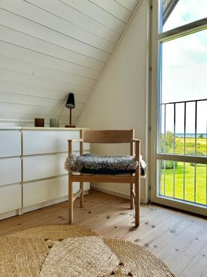 Vackert modernt trähus vid hav och strandängar - Bild 24