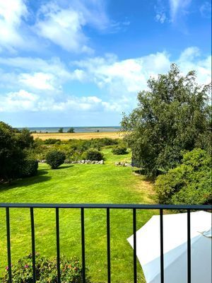 Vackert modernt trähus vid hav och strandängar - Bild 26