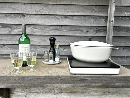 Vackert modernt trähus vid hav och strandängar - Bild 33
