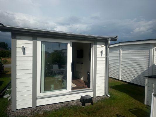 Hyr denna stuga i Skrea Strand på 18 m². 2-4 sängplatser. 6 000 - 10 000 kr per vecka. Se bilder och tillgänglighet här.