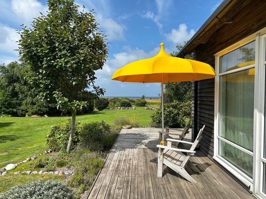 Vackert modernt trähus vid hav och strandängar - Bild 29