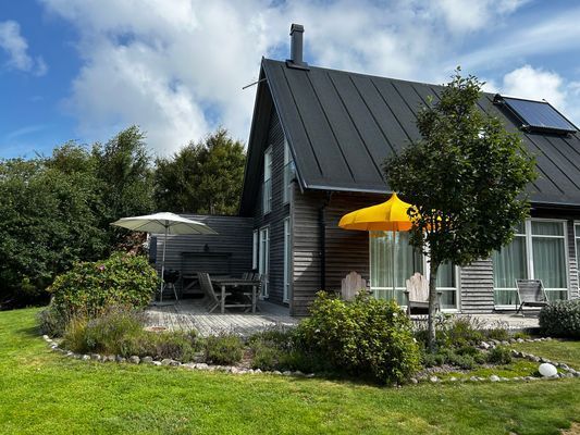 Vackert modernt trähus vid hav och strandängar - Bild 30