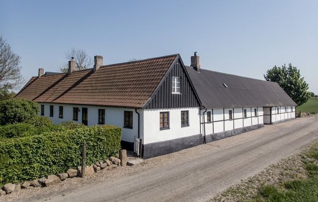 Hyr denna stuga i Ystad på 150 m². 7 sängplatser. 8 400 - 11 200 kr per vecka. Se bilder och tillgänglighet här.