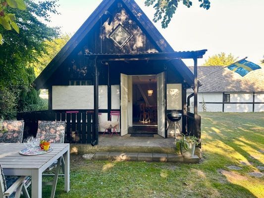 Hyr denna stuga i Skateholm på 44 m². 4 sängplatser. 6 500 - 9 000 kr per vecka. Se bilder och tillgänglighet här.