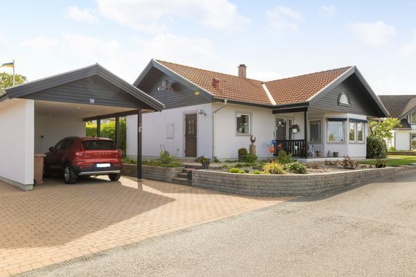 Hyr denna stuga i  på 122 m². 6 sängplatser. 8 000 - 12 000 kr per vecka. Se bilder och tillgänglighet här.