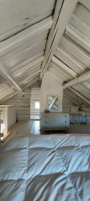 Övre våningen, sovloft, dubbelsäng och en enkelsäng.