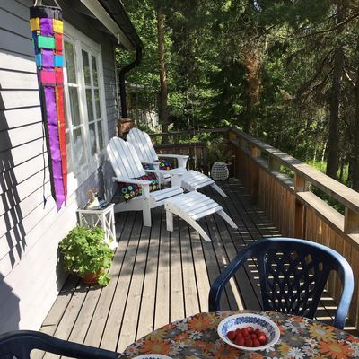 Charmig sommarstuga med altandäck och sjöutsikt