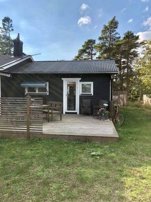 Norra delen med Entre och verandan med morgonsol.