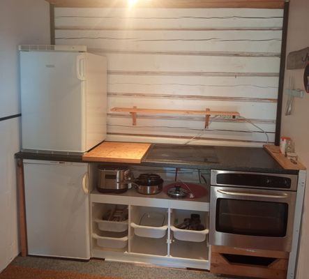 kök med kyl, frys, keramikhäll och ugn