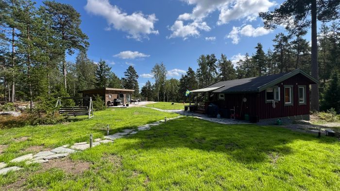 Hyr denna stuga i Norrtälje på 80 m². 6-9 sängplatser. Från 6 000 kr per vecka. Se bilder och tillgänglighet här.