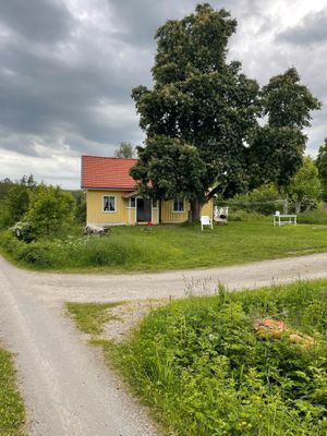 Hyr denna stuga i Strömstad på 160 m². 10-12 sängplatser. 6 000 - 10 000 kr per vecka. Se bilder och tillgänglighet här.