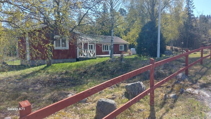 Hyr denna stuga i  på 100 m². 8 sängplatser. 8 000 - 12 000 kr per vecka. Se bilder och tillgänglighet här.