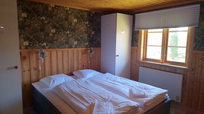 sovrum med dubbelsäng 160*200- sänglinnen/ handdukar finns att hyra