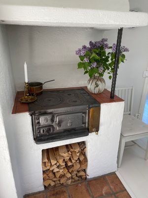 Vedspis i köket, värmer gott!