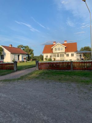 Charmig lantlig stuga med air condition.