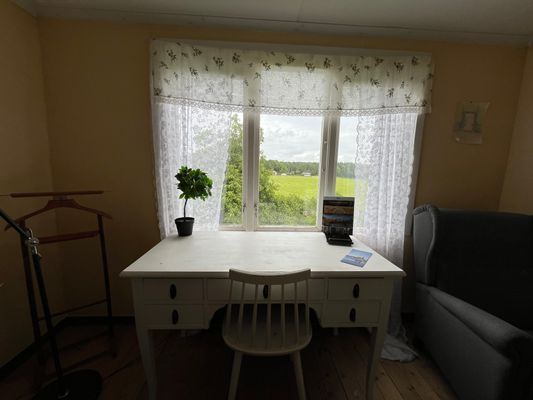 Hyr denna stuga i  på 70 m². 6-8 sängplatser. 7 000 - 9 000 kr per vecka. Se bilder och tillgänglighet här.