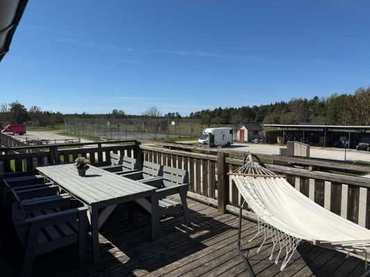 Hyr denna stuga i  på 40 m². 4 sängplatser. 6 500 - 8 500 kr per vecka. Se bilder och tillgänglighet här.