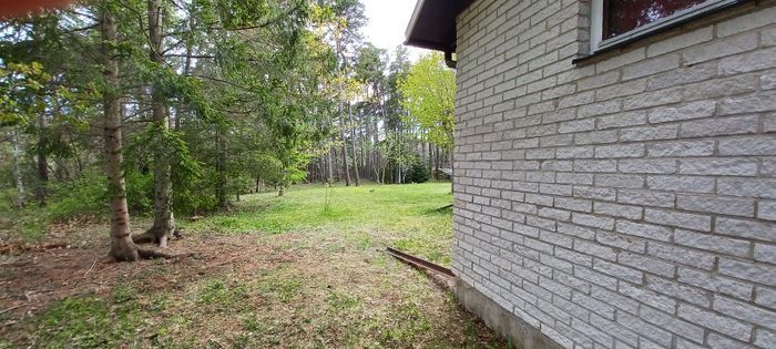 Hyr denna stuga i Gotland på 180 m². 8 sängplatser. 18 000 - 20 000 kr per vecka. Se bilder och tillgänglighet här.