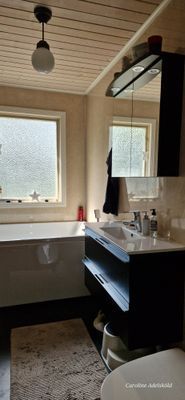 Badrum med dusch, litet bubbel badkar, bastu och självklart toalett