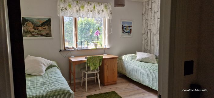 Här är det gröna rummet som vi kallar det för, med två enkel sängar, som man naturligtvis kan ställa ihop till dubbelsäng om man så önskar. Även här två garderober, varv den ena har hyllplan.