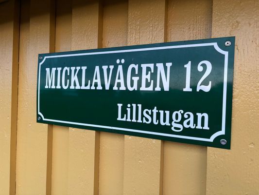 Hyr denna stuga i Hasslö på 60 m². 4-6 sängplatser. 4 500 - 5 700 kr per vecka. Se bilder och tillgänglighet här.