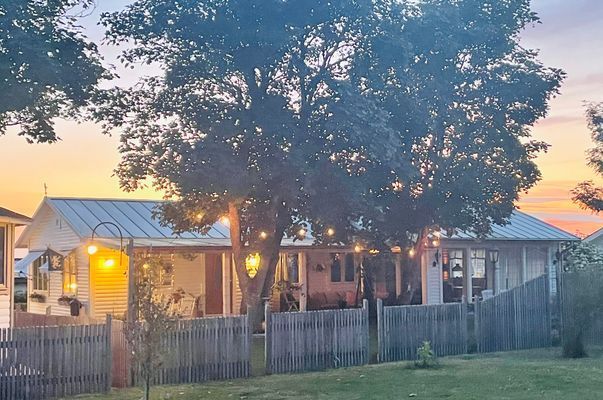 Stort strandnära sommarhus med härlig trädgård