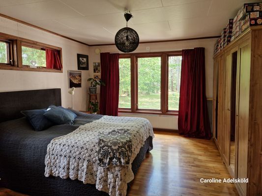 Här har vi det största sovrummet, där en spjälsäng lätt får gott om plats bara att säga till så tr vi fram den.