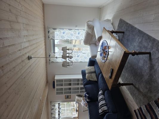 Mysigt hus i avskilt läge med utsikt över sjö. - Bild 7