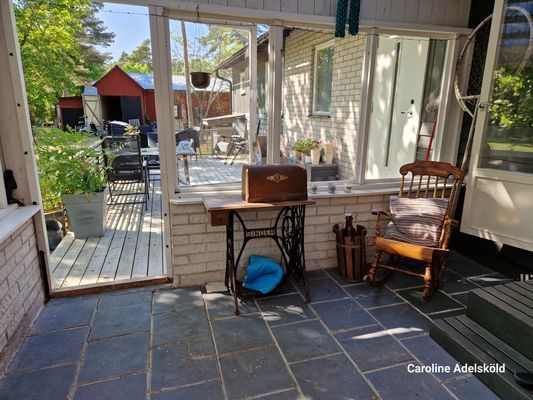 Glasverandan med verandan i bakgrunden