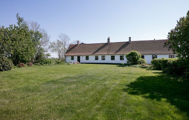 Kringbyggd korsvirkesgård nära havet