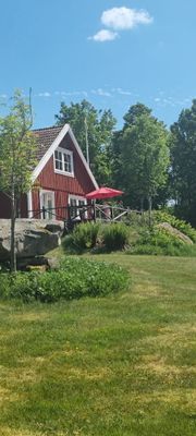 Mysigt hus i avskilt läge med utsikt över sjö.