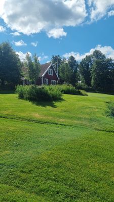 Mysigt hus i avskilt läge med utsikt över sjö. - Bild 11