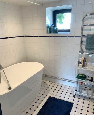 Varsamt renoverad tegellänga i liten kyrkby - Bild 19