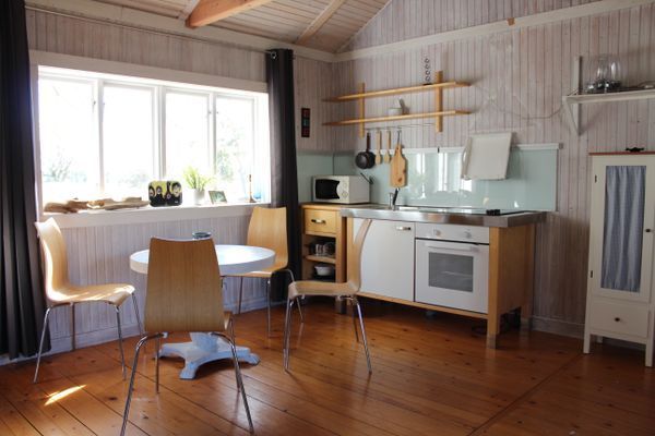 En modern stuga mitt I naturen