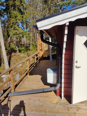 Längst bak på altan ligger dusch och utedass