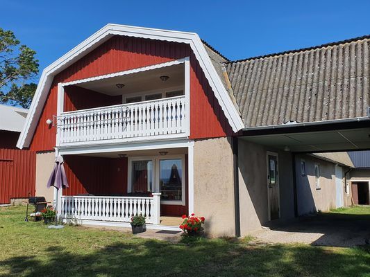 Hyr denna stuga i Äleklinta på 60 m². 6-10 sängplatser. 4 500 - 9 000 kr per vecka. Se bilder och tillgänglighet här.