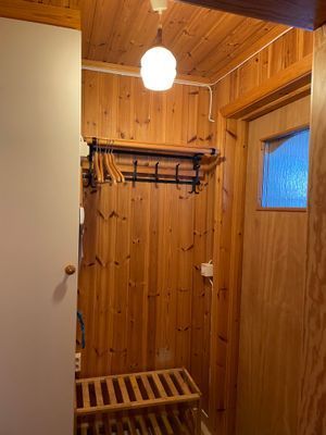 Hyr denna stuga i  på 40 m². 4-5 sängplatser. 3 000 - 5 000 kr per vecka. Se bilder och tillgänglighet här.