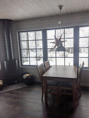 Matplats och braskamin i storstugan