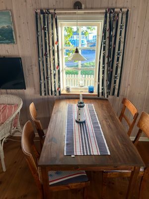 Charmig stuga på villatomt med havsutsikt - Bild 9
