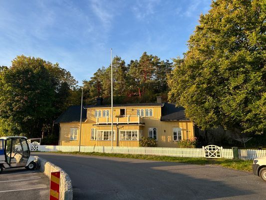 Charmig stuga på villatomt med havsutsikt - Bild 11