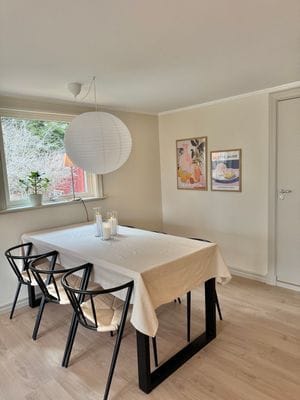 Nyrenoverad stuga med närhet till sjö & natur - Bild 18