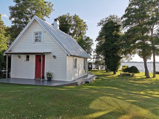 Hyr denna stuga i Bromölla på 55 m². 2 sängplatser. Från 9 000 kr per vecka. Se bilder och tillgänglighet här.