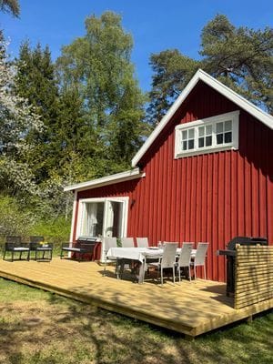 Hyr denna stuga i Jönköping på 100 m². 7 sängplatser. 13 000 - 15 000 kr per vecka. Se bilder och tillgänglighet här.